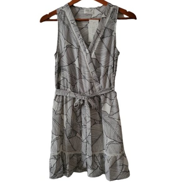 Sienna Sky Women's Leaf Print Surplice Ruffled Short Dress Size Small NWT - Picture 2 of 15